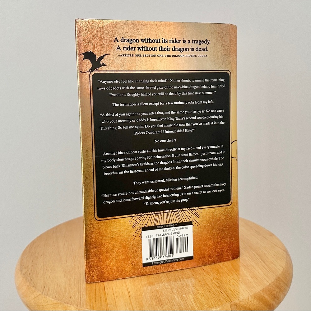 Fourth Wing Hardcover Yarros, Rebecca (The Empyrean #1) Adult Fantasy Romance - Picture 3 of 7